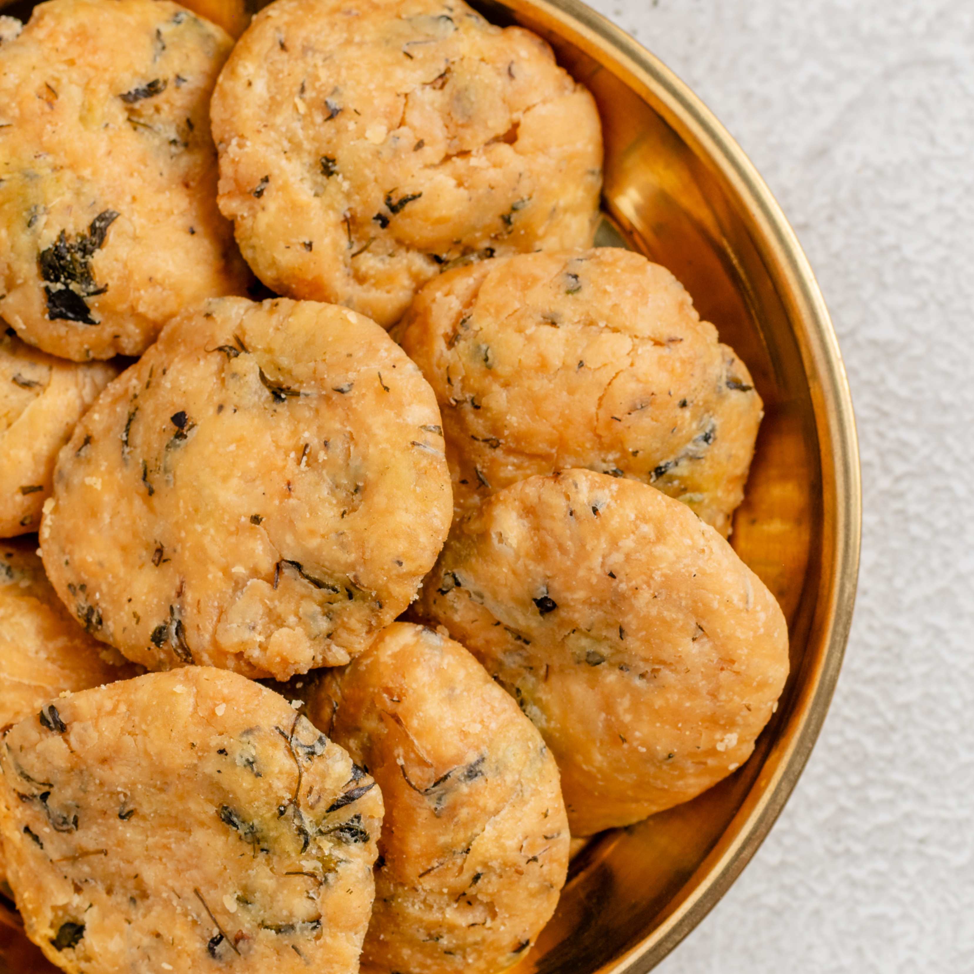 Buy methi leaves snacks online from World of Mysore Pak – flavorful traditional snack, perfect for teatime munching.